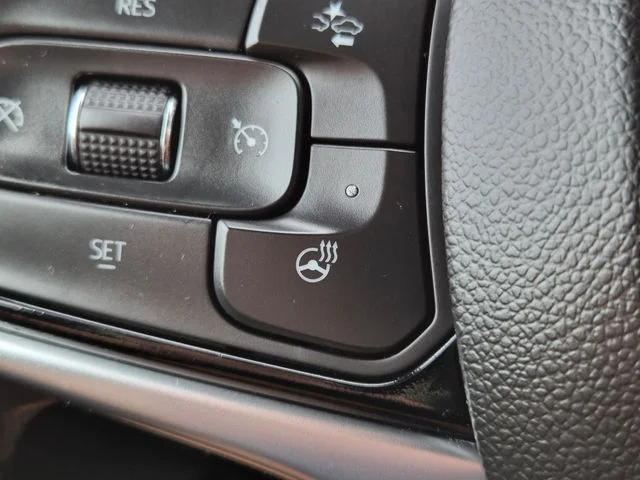 Used 2023 Black Buick Essence image 22