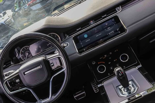Used 2023  Land Rover R-Dynamic SE image 19