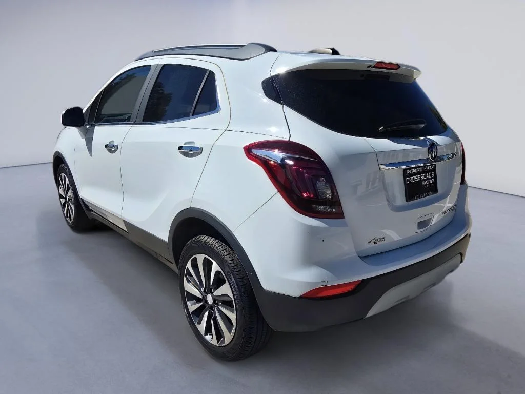 Used 2022 Summit White Buick Preferred image 3