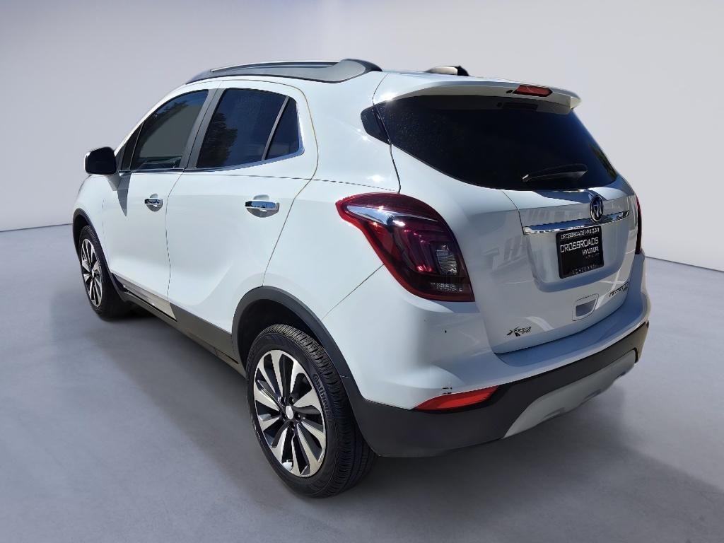 Used 2022 Summit White Buick Preferred image 3