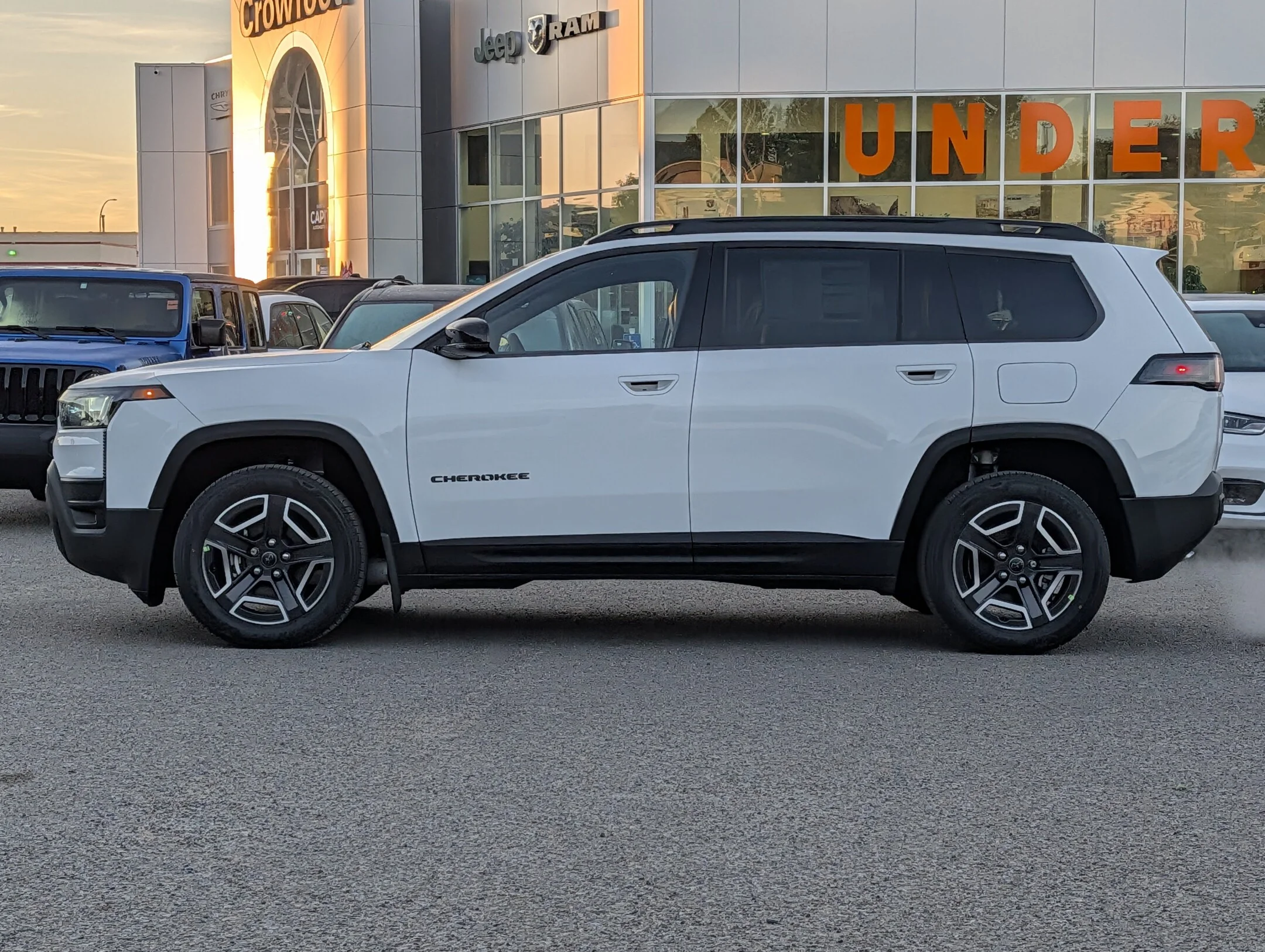 New 2026 White Jeep Limited - - Hybrid - Dual-Pane Pano Sunroof - Capri Leatherette - Power Liftgate & More! image 5