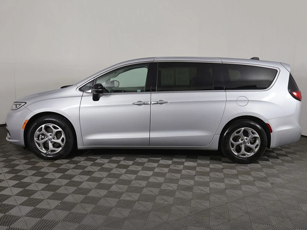 Used 2024 Silver Mist Clearcoat Chrysler Limited image 20