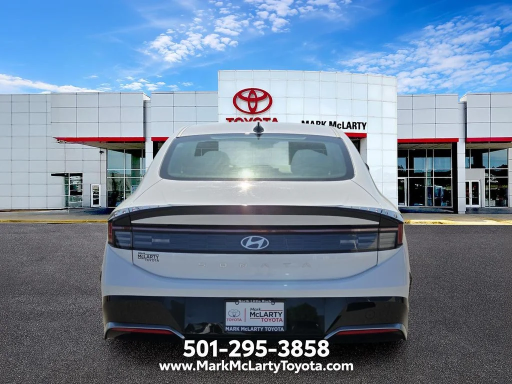 Used 2025 White Hyundai SEL image 4