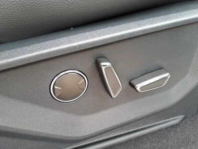 New 2026 Star White Metallic Tri-Coat Ford Lariat image 33