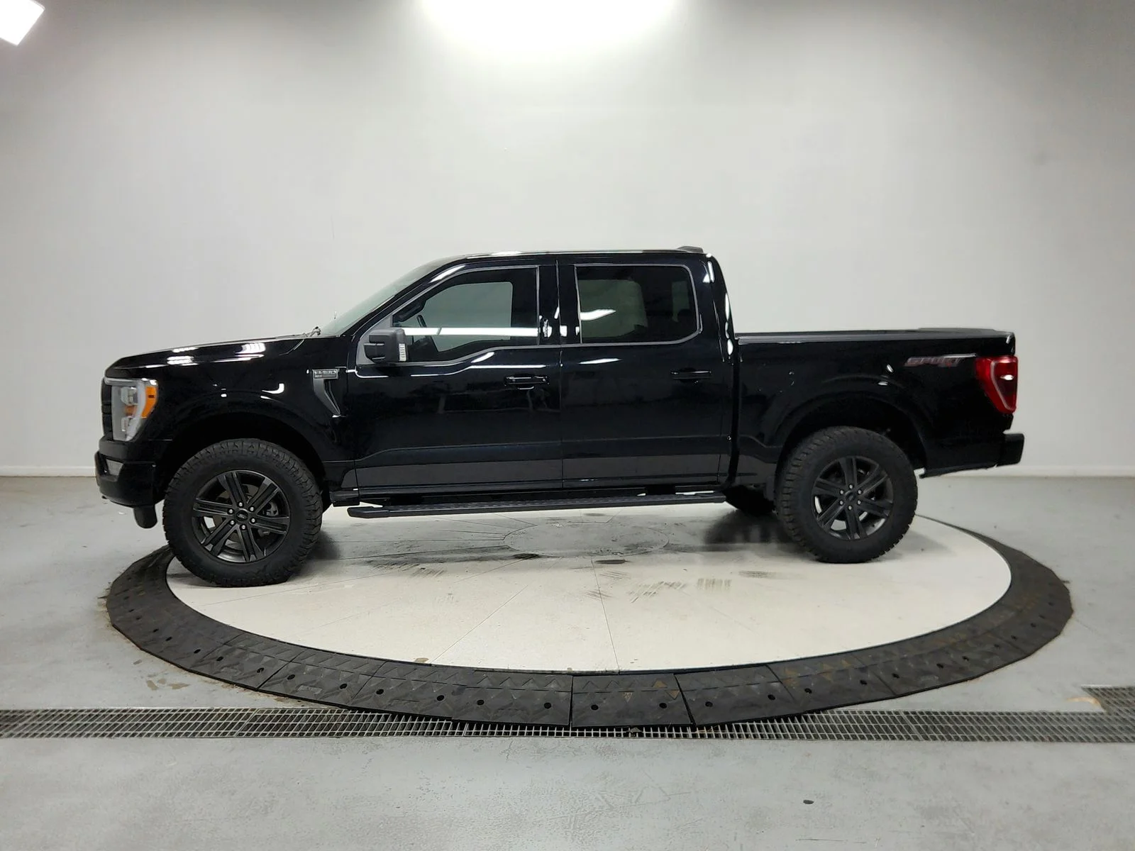 Used 2021 Black Ford XLT image 5