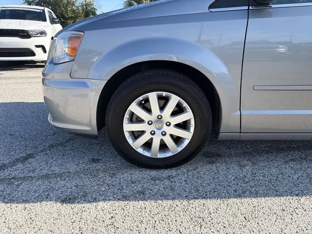 Used 2015 Silver Chrysler LX image 30