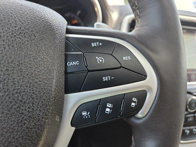 Used 2018 Ivory 3-Coat Jeep Summit image 14