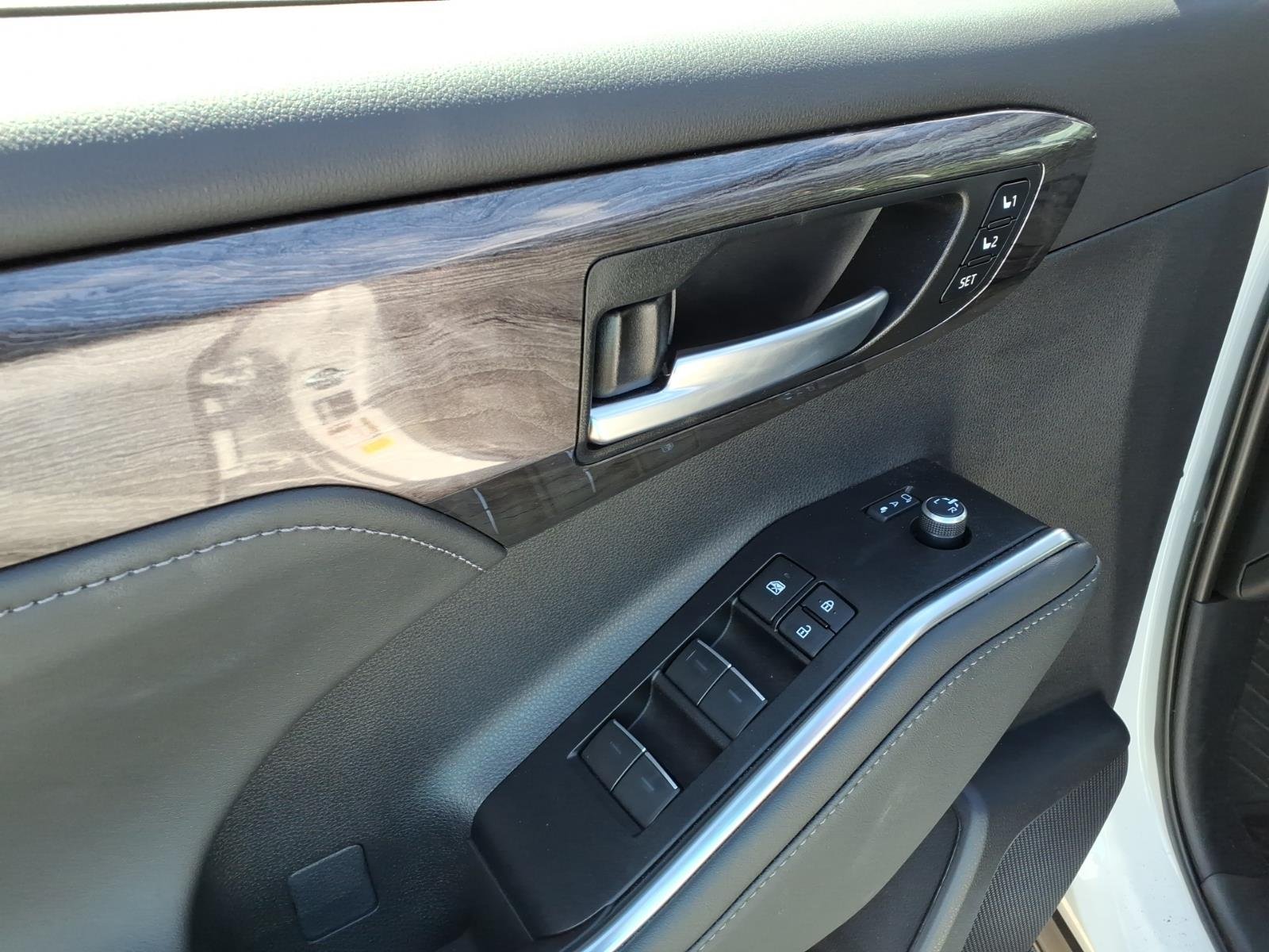 Used 2026 Wind Chill Pearl Toyota Limited image 14
