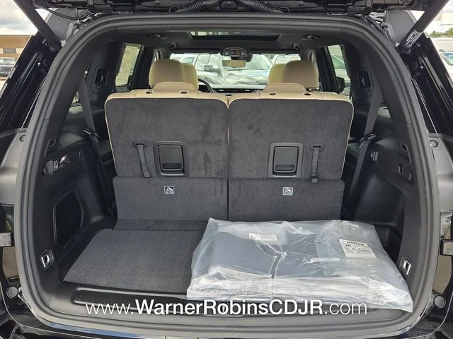 New 2026 Diamond Black Crystal Pearl-Coat Exterior Paint Jeep Limited image 13