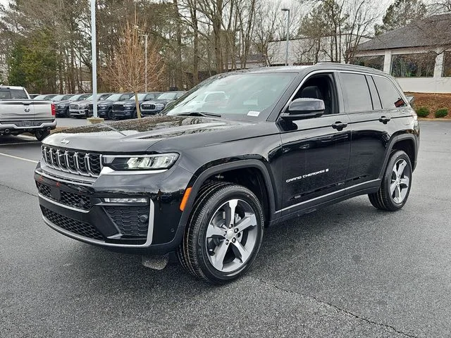New 2026 Diamond Black Crystal Pearl-Coat Exterior Paint Jeep Limited image 3