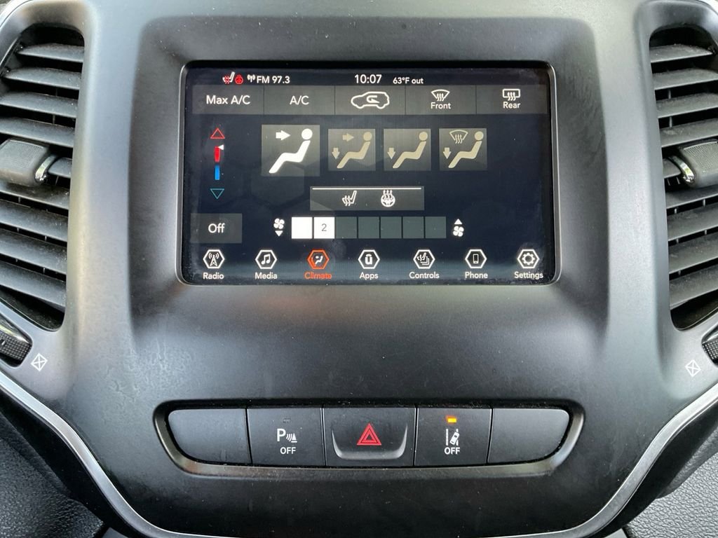 Used 2021 White Jeep Latitude Plus image 24