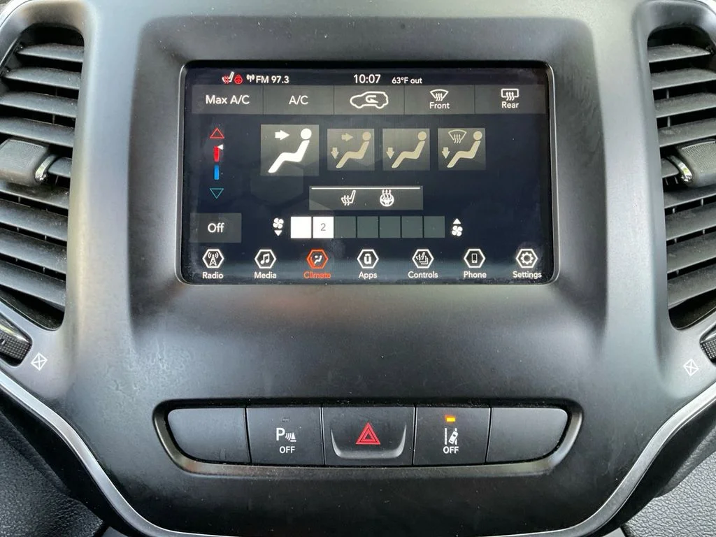 Used 2021 White Jeep Latitude Plus image 24