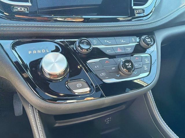 New 2027 Olive Green Pearl-Coat Exterior Paint Chrysler Limited image 26