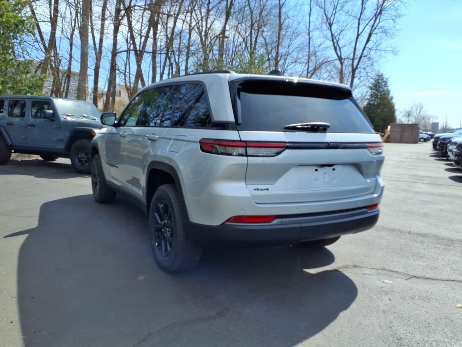 New 2026 Silver Zynith Exterior Paint Jeep Altitude image 4