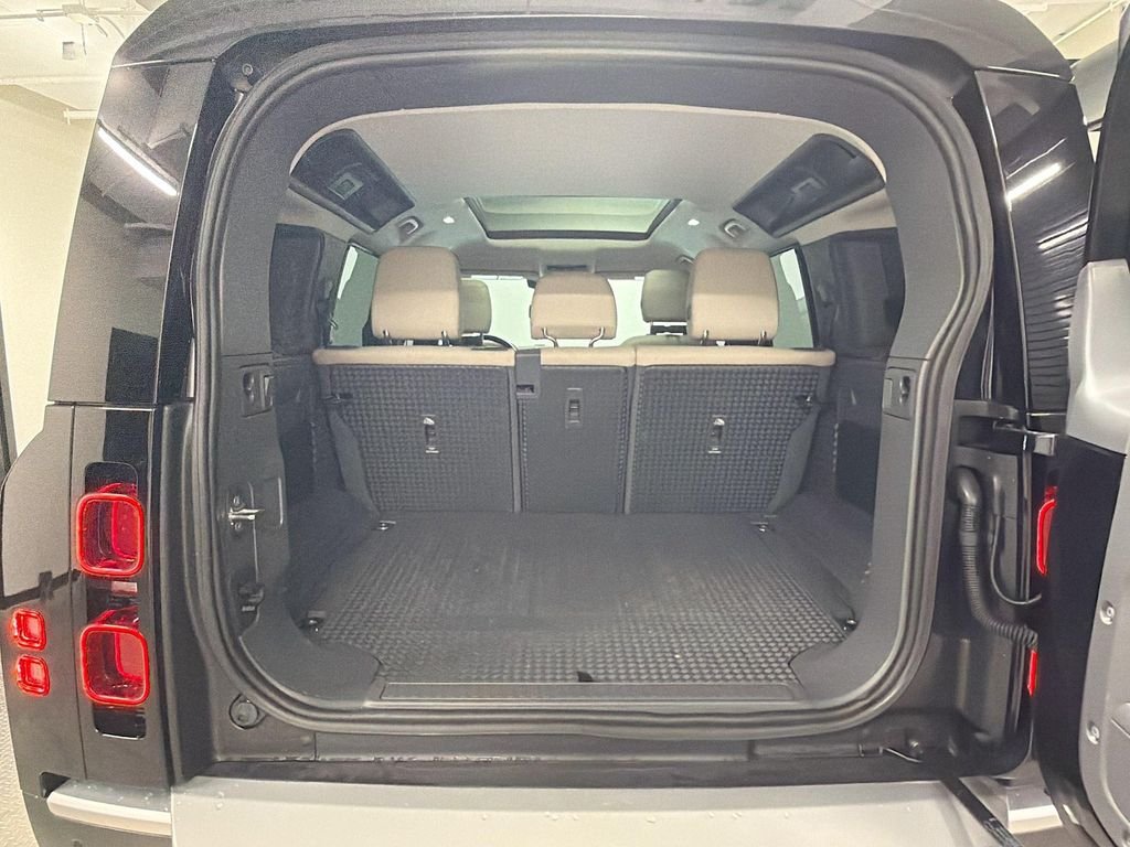 Used 2023 Black Land Rover S image 27