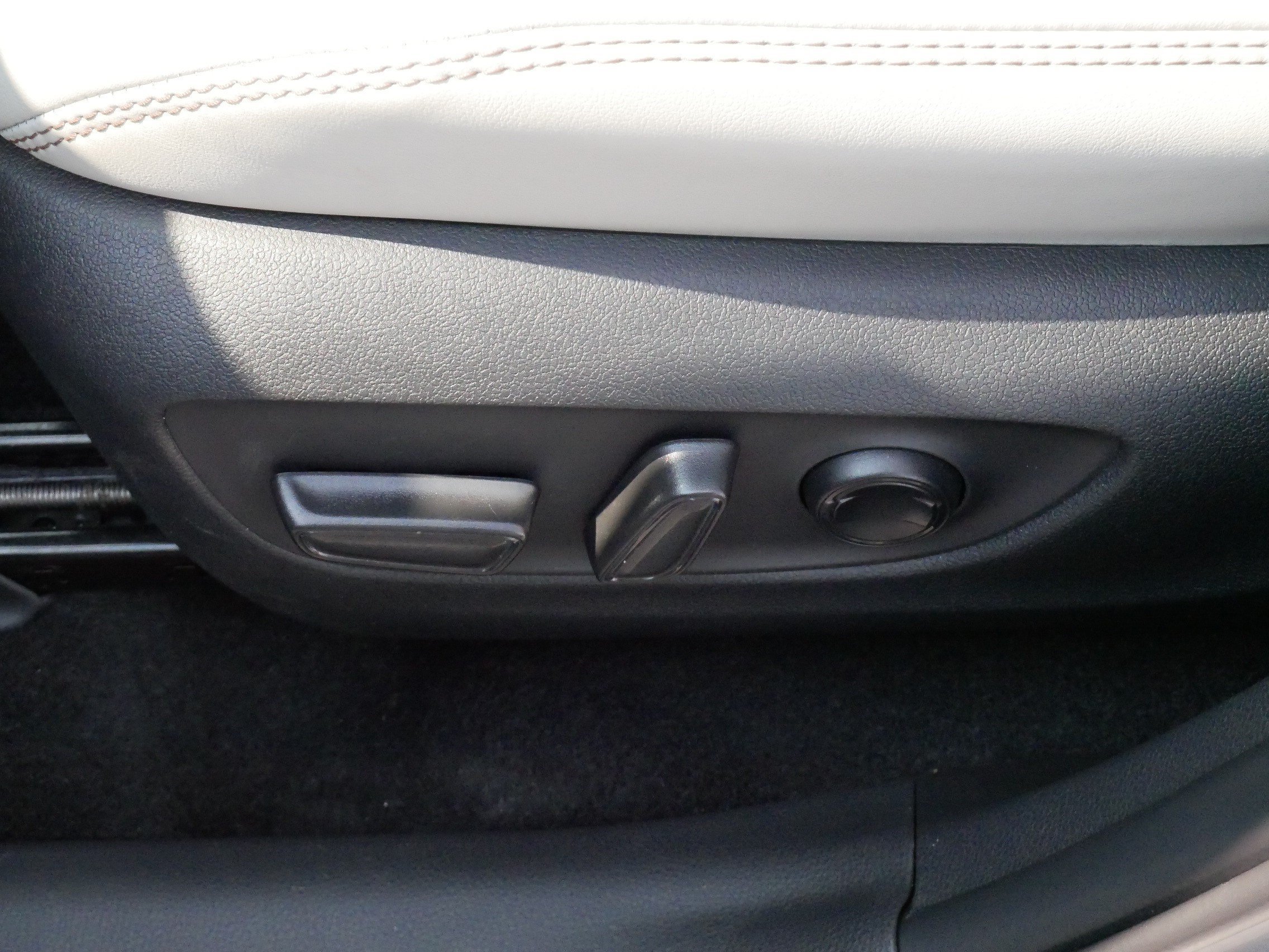 Certified Used 2025 SILVER SKY METALLIC Toyota XLE Premium image 20