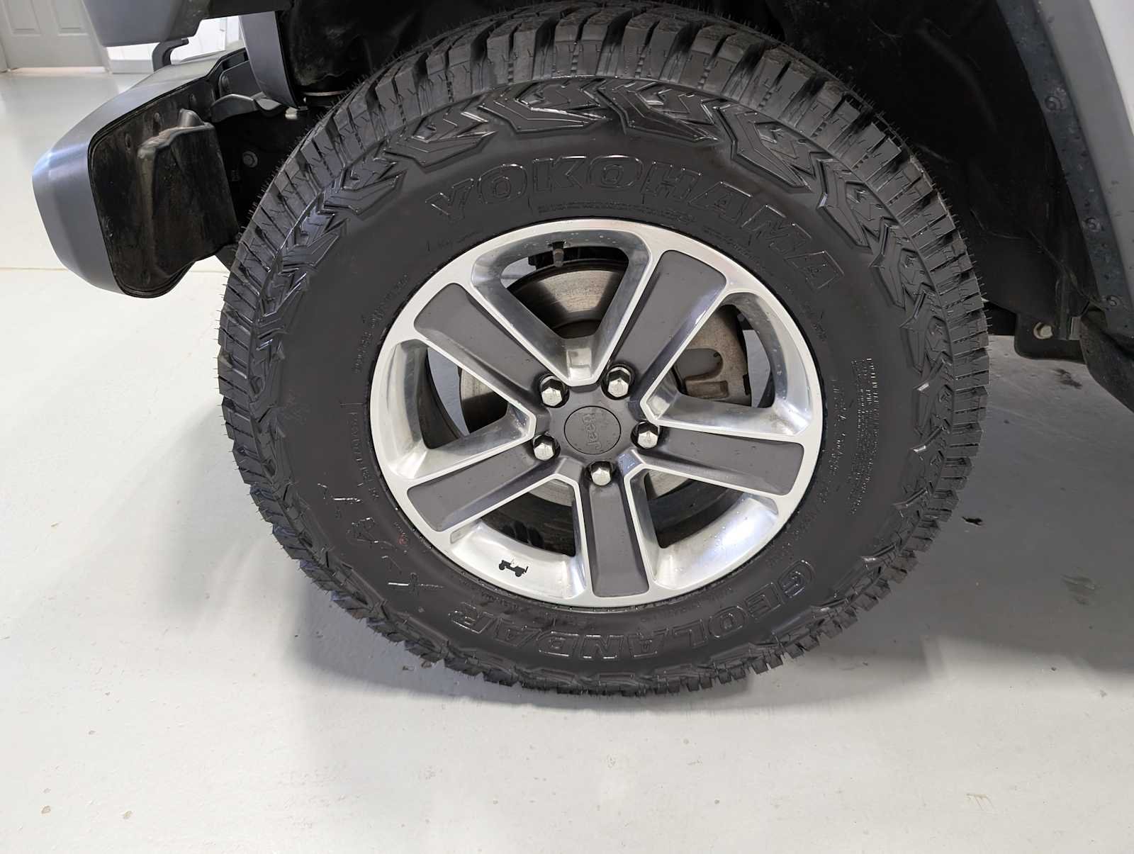 Used 2020 Billet Silver Metallic Clearcoat Jeep Sahara image 3