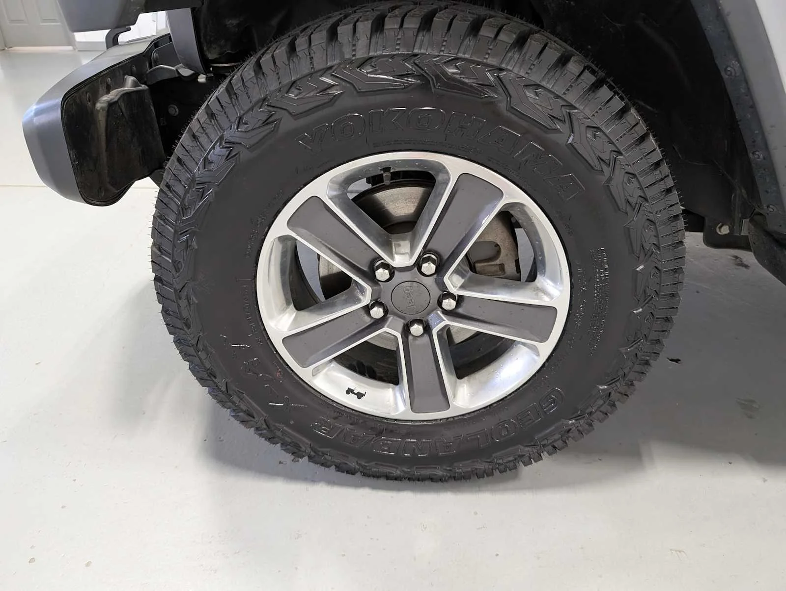 Used 2020 Billet Silver Metallic Clearcoat Jeep Sahara image 3
