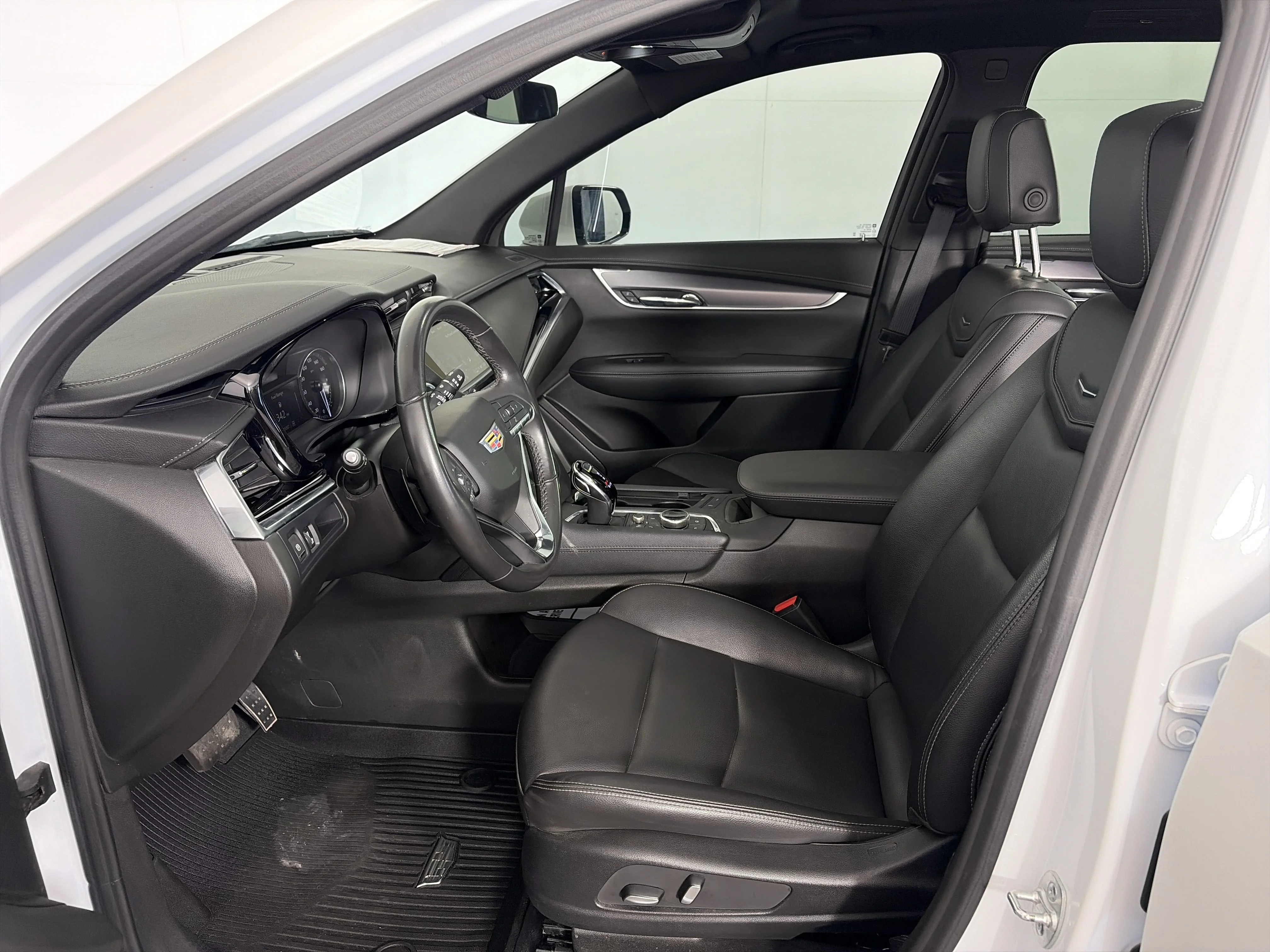 Used 2025 Crystal White Tricoat Cadillac Luxury image 7