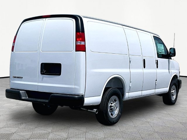 New 2026 Summit White Chevrolet WT image 6