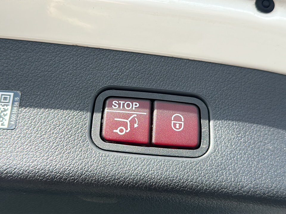 Used 2024 Polar White Mercedes-Benz 4MATIC® SUV image 24