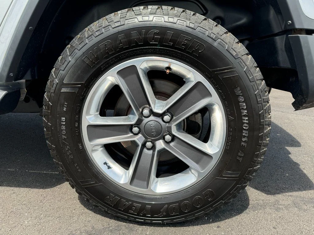 Used 2020 Silver Jeep Unlimited Sahara image 13