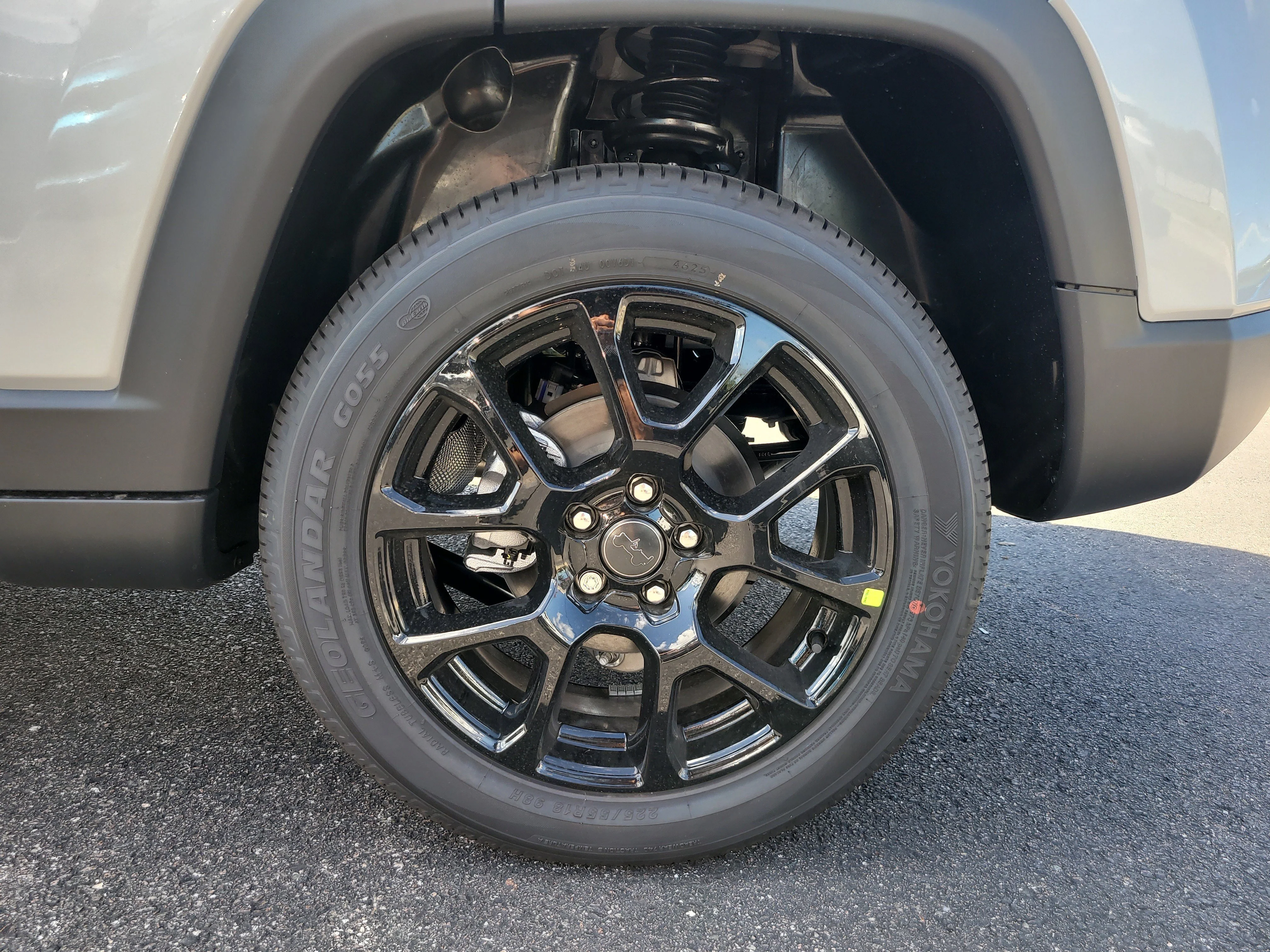 New 2026 Silver Zynith Metallic Clearcoat Jeep Latitude image 9