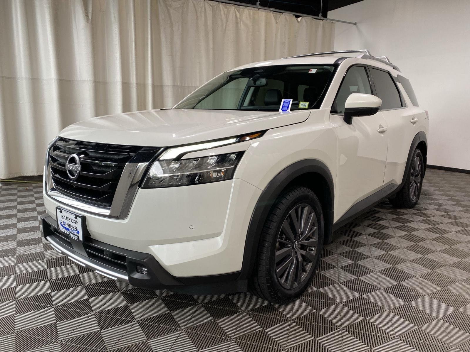 Used 2022 Pearl White Tricoat Nissan SL image 7