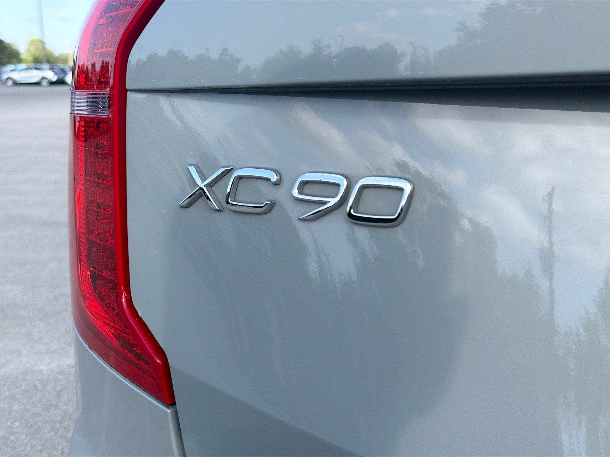 Used 2024 Vapour Gray Metallic Volvo Plus Bright Theme image 11