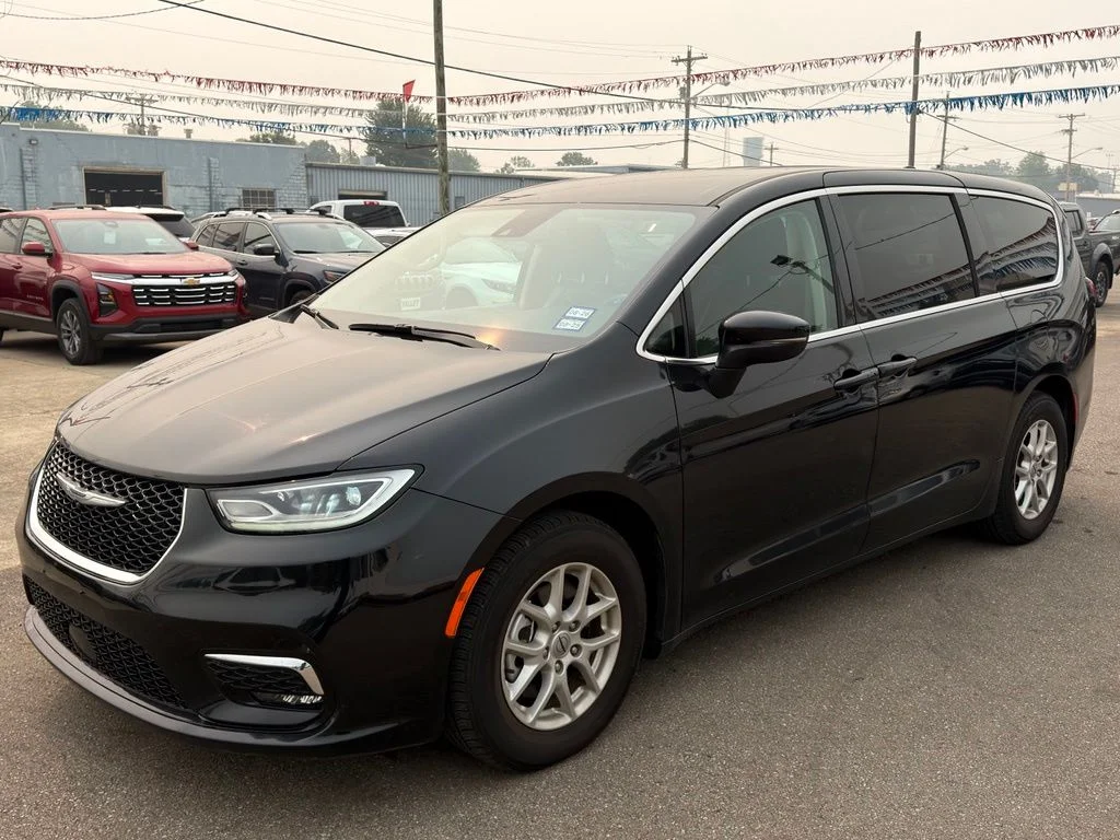 Used 2023 Black Chrysler Touring L image 9