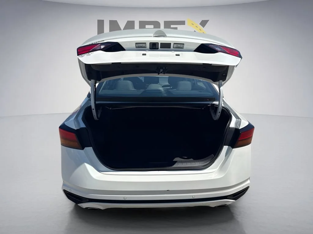 Used 2025 White Nissan SV image 27