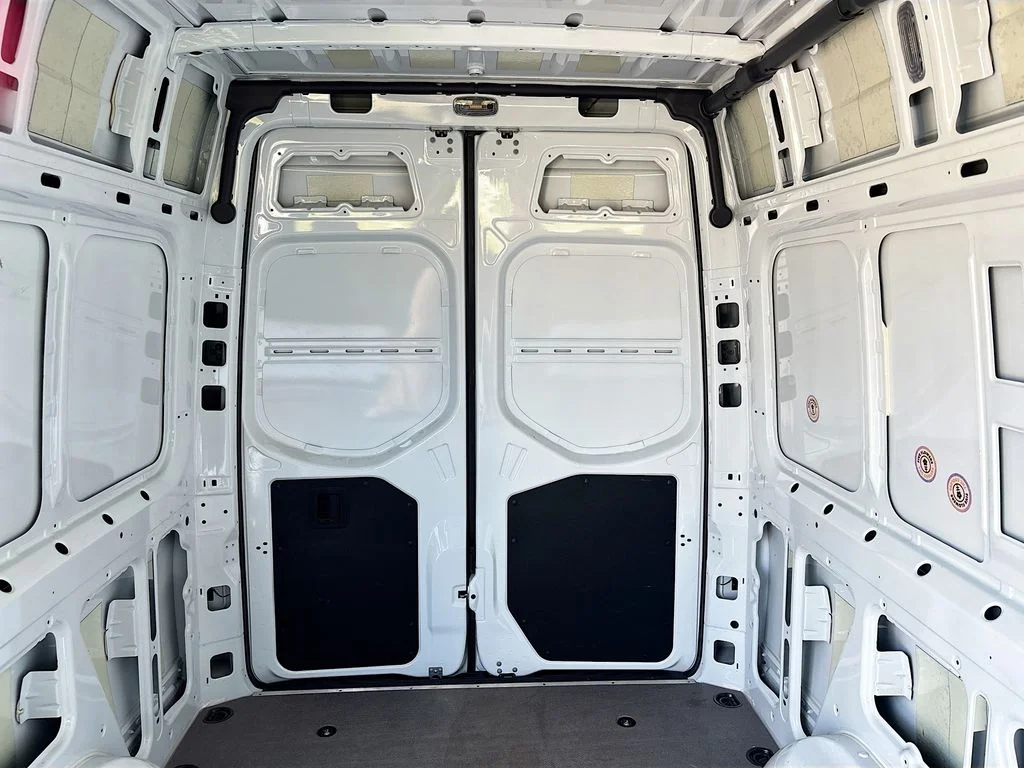 Used 2024  Mercedes-Benz Cargo 144 WB image 17