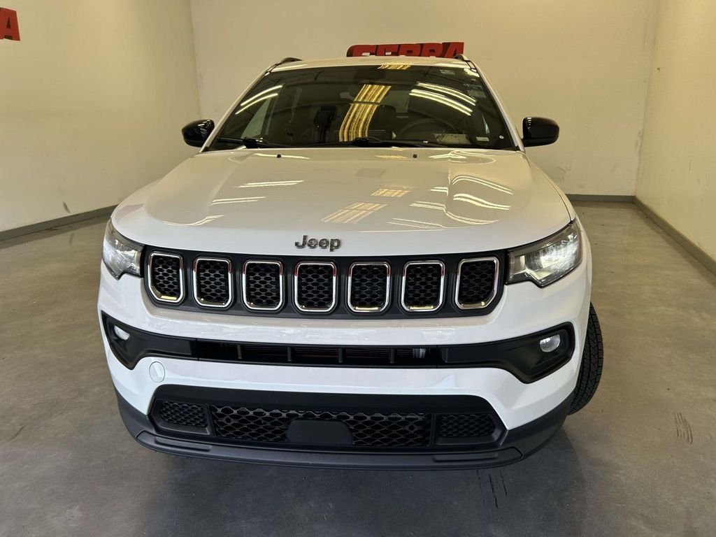 Used 2024 White Jeep Latitude image 7