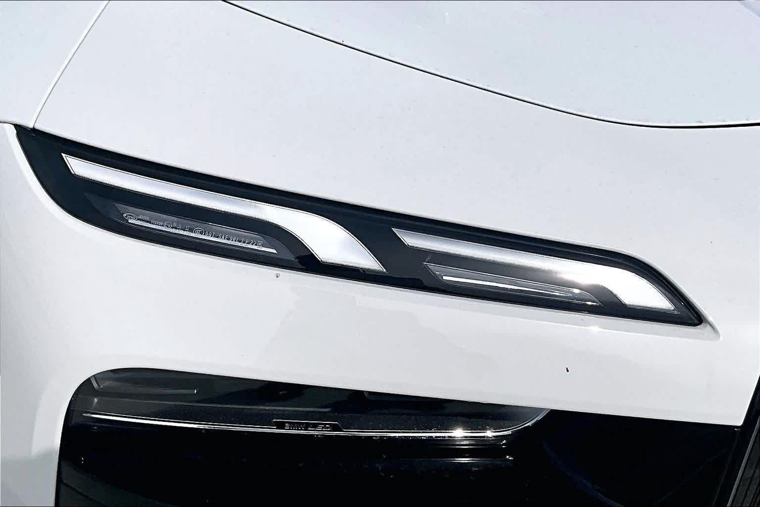Used 2026 Alpine White BMW 750e xDrive image 27