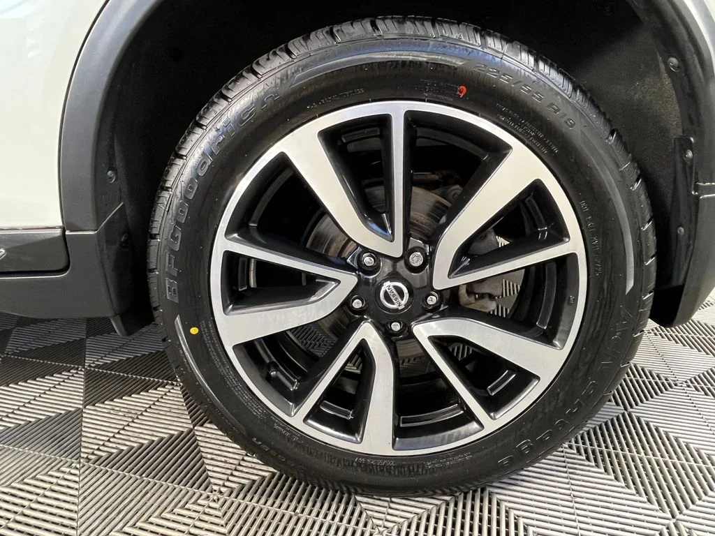 Used 2020 White Nissan SL image 12