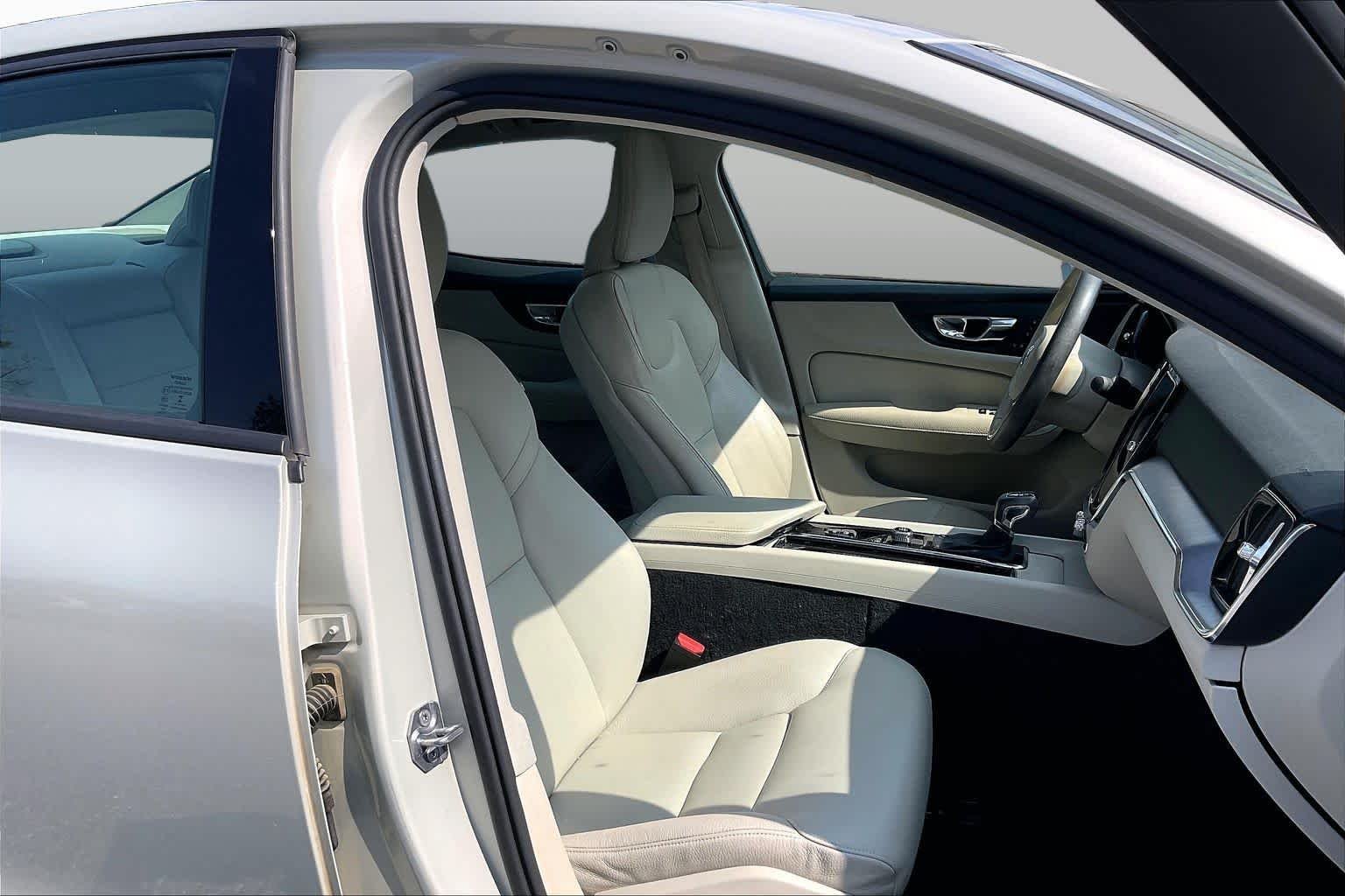 Pre-Owned 2020 Volvo S60 Momentum