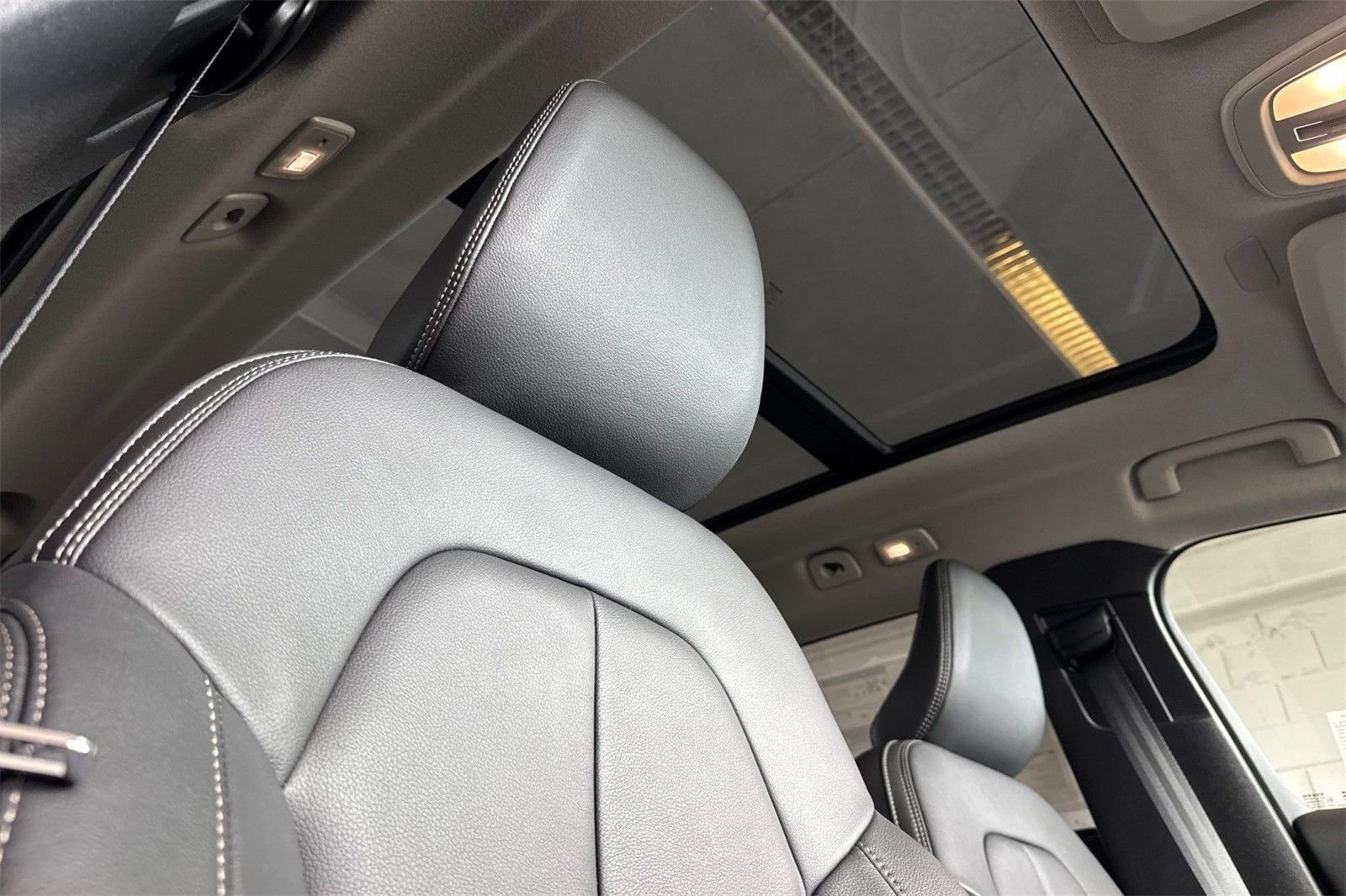 2025 Volvo XC40 Core - Photo 16