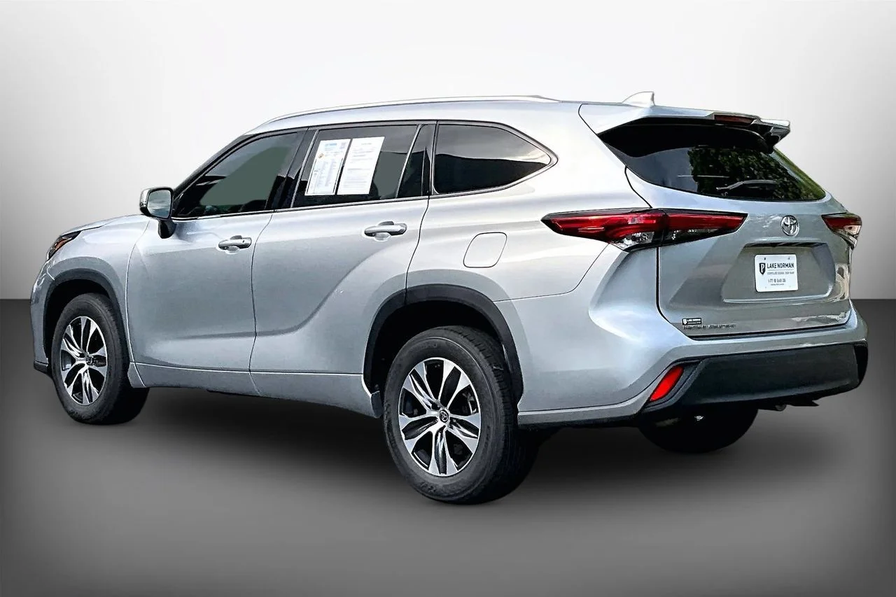 Used 2021 Silver Toyota XLE image 6