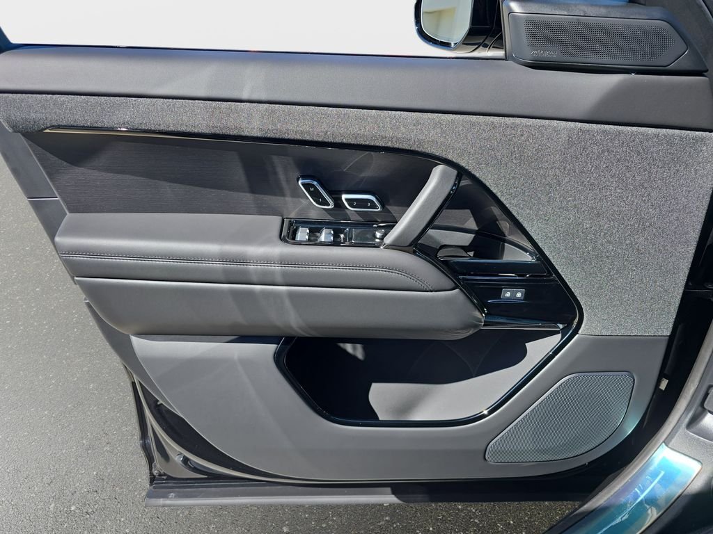 New 2026 Santorini Black Land Rover Dynamic SE image 28