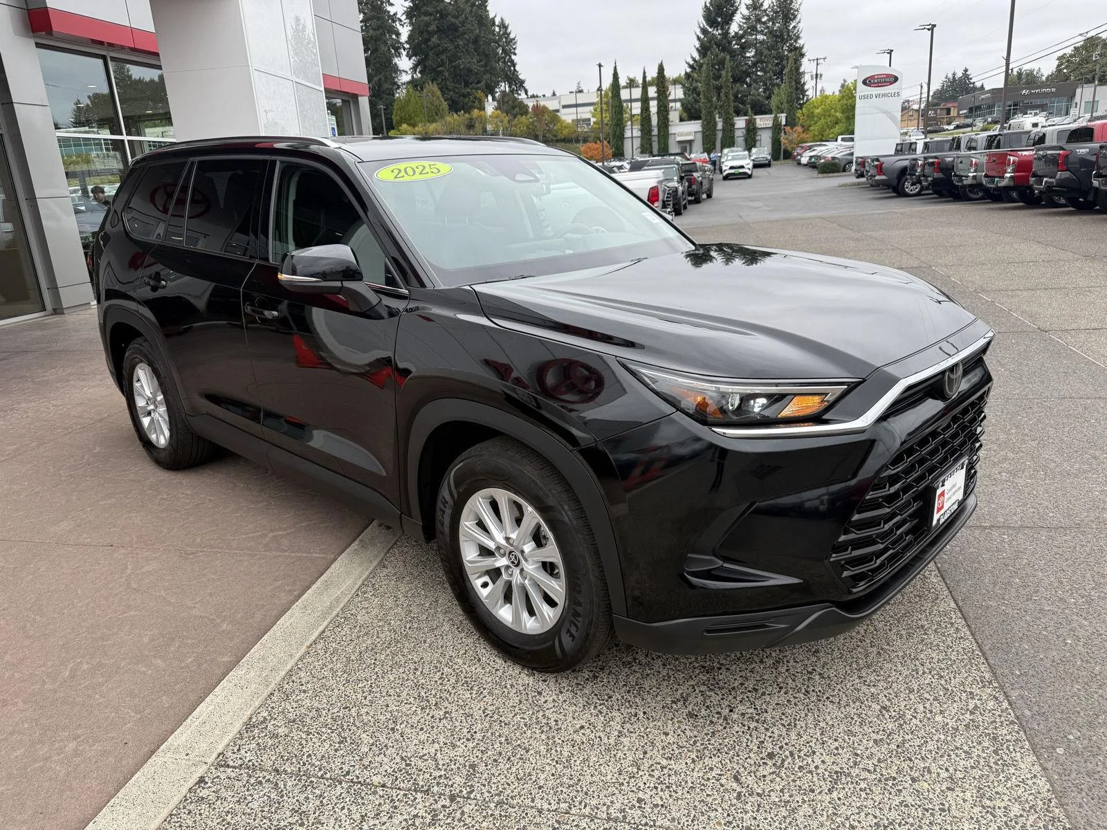 Used 2025 Midnight Black Metallic Toyota XLE image 9