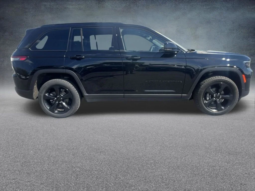 Used 2023 Black Jeep Altitude X image 7
