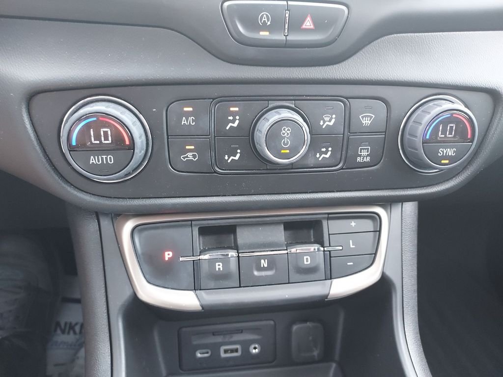 Used 2022 White GMC Denali image 24