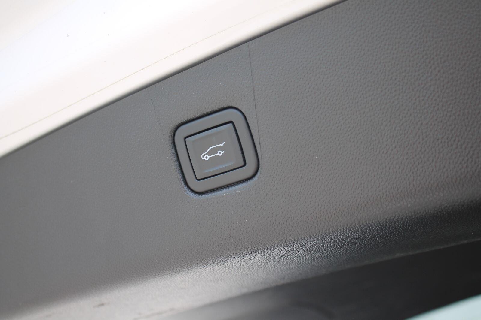 Used 2025 Iridescent Pearl Tricoat Chevrolet RS image 33