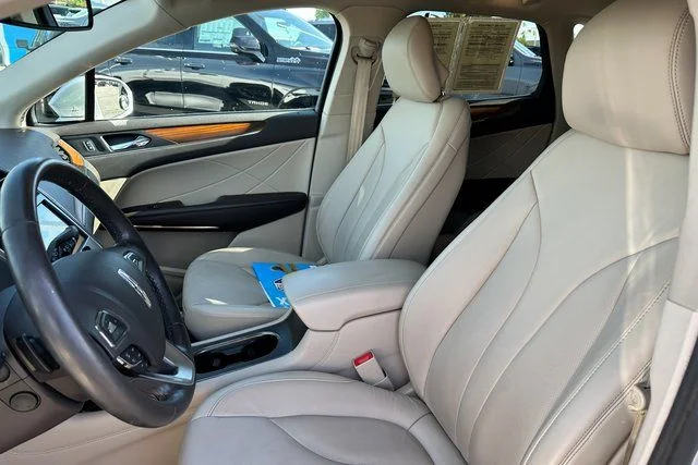 Used 2019 Silver Lincoln Select image 20