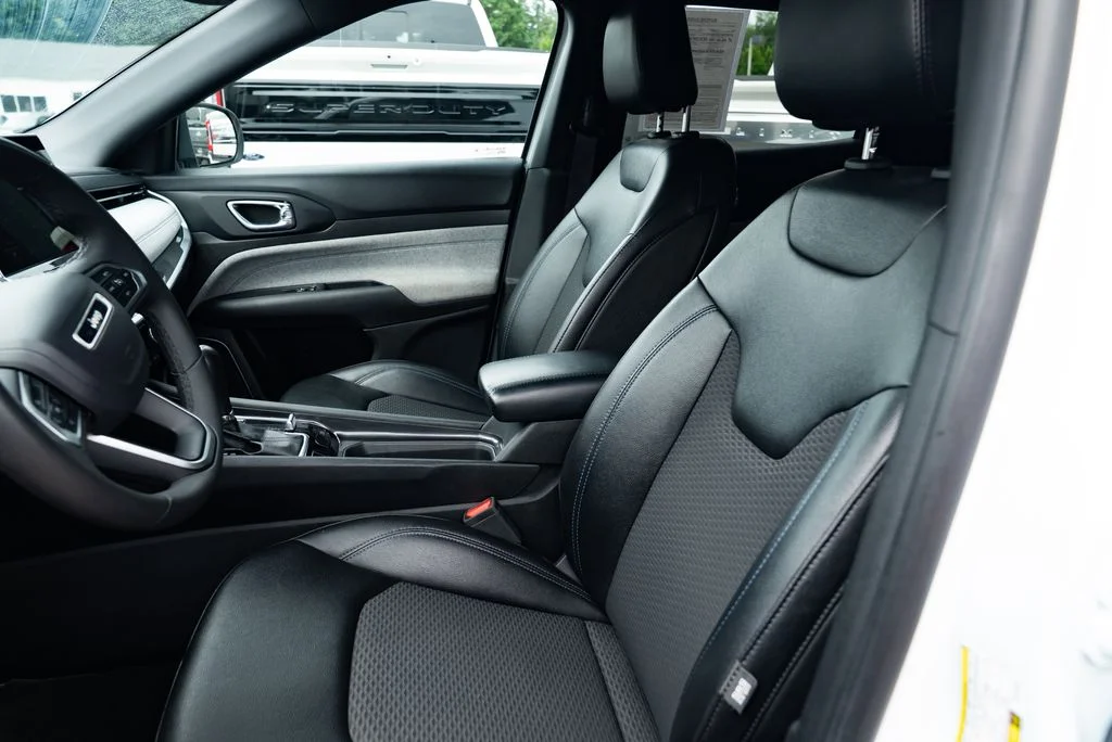 Used 2024 White Jeep Latitude image 18