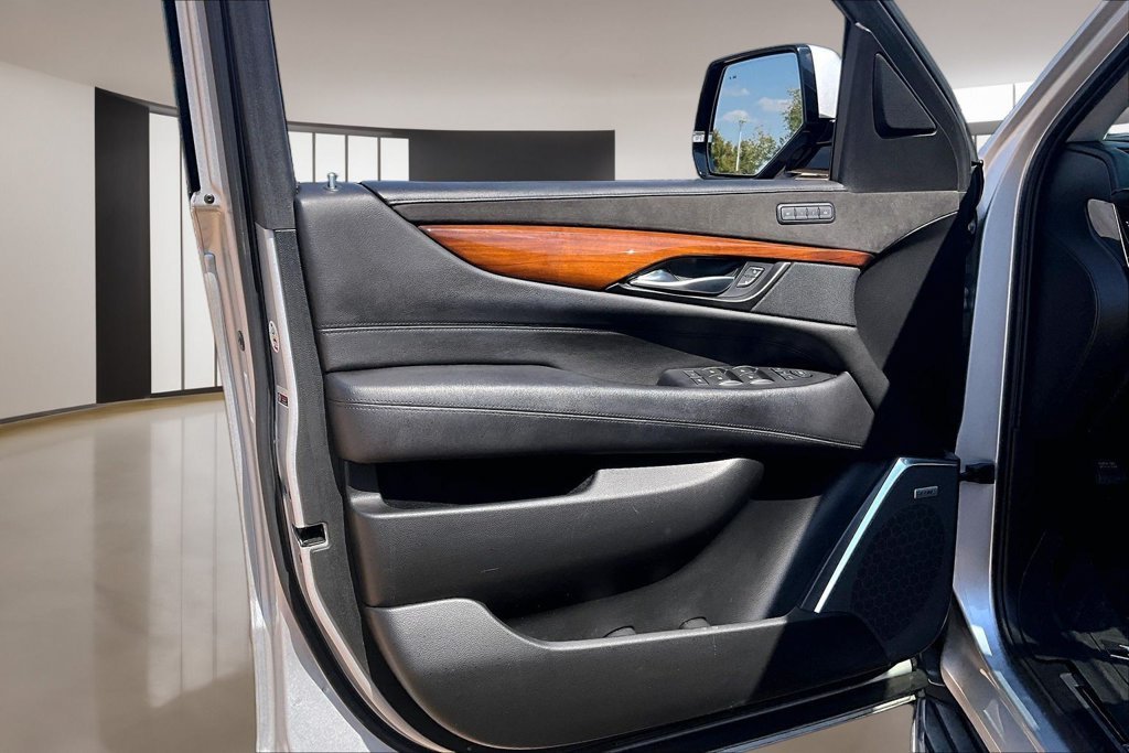 Used 2019 Silver Cadillac Luxury image 18
