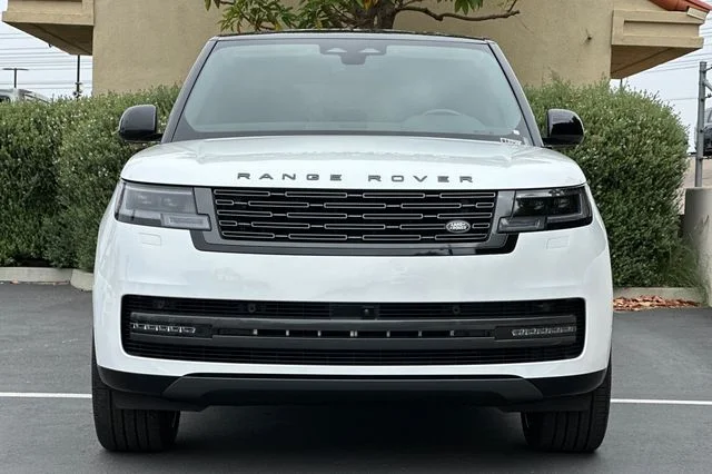 New 2026 Ostuni Pearl White Land Rover SE image 8
