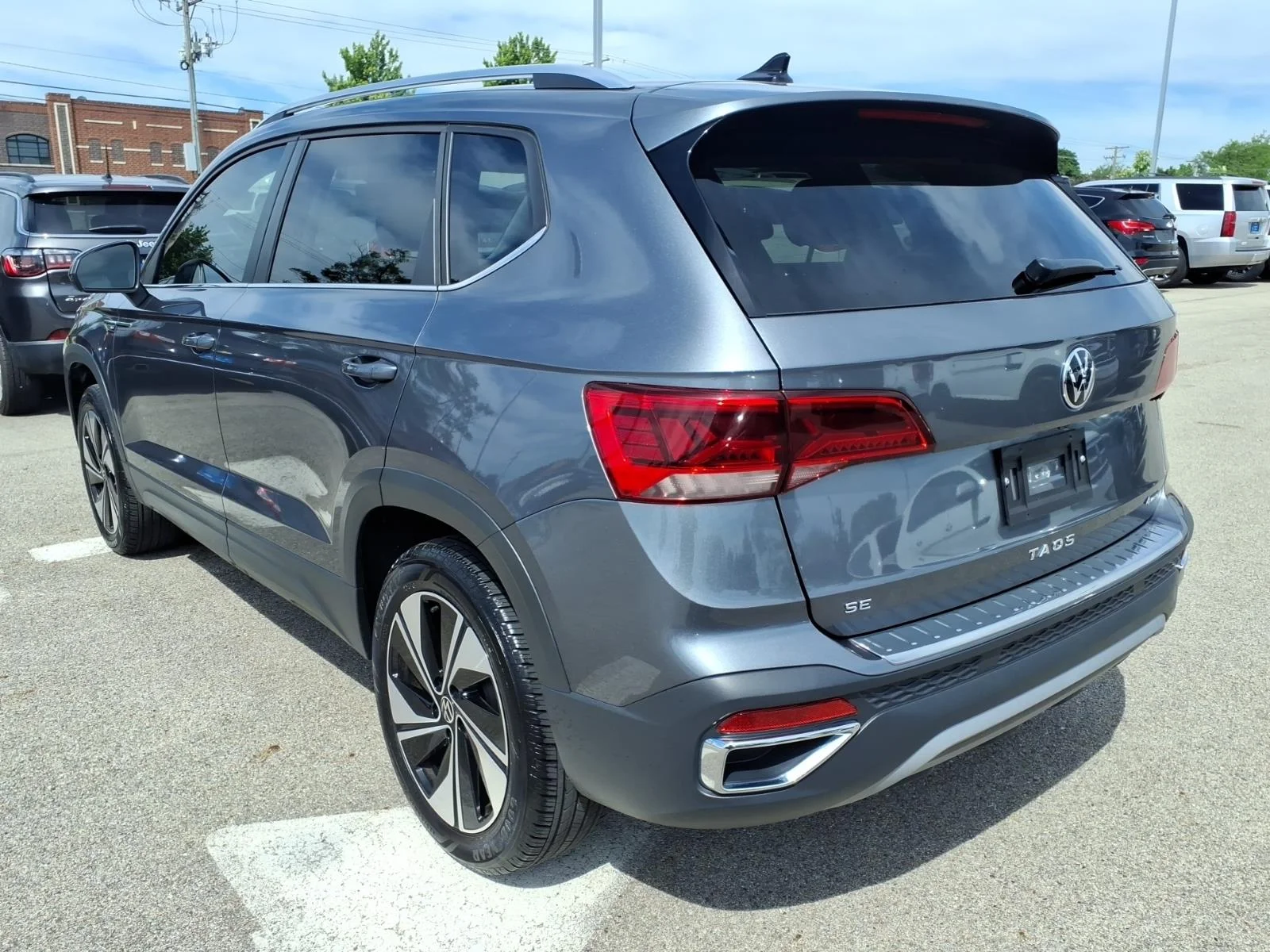 Certified Used 2024 Platinum Gray Metallic (2r2r) Volkswagen SE 4Motion image 5
