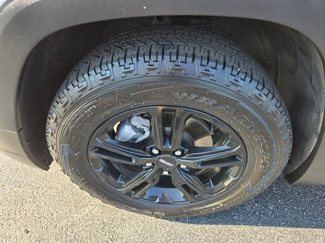 Used 2023 SUMMIT WHITE GMC AT4 image 25