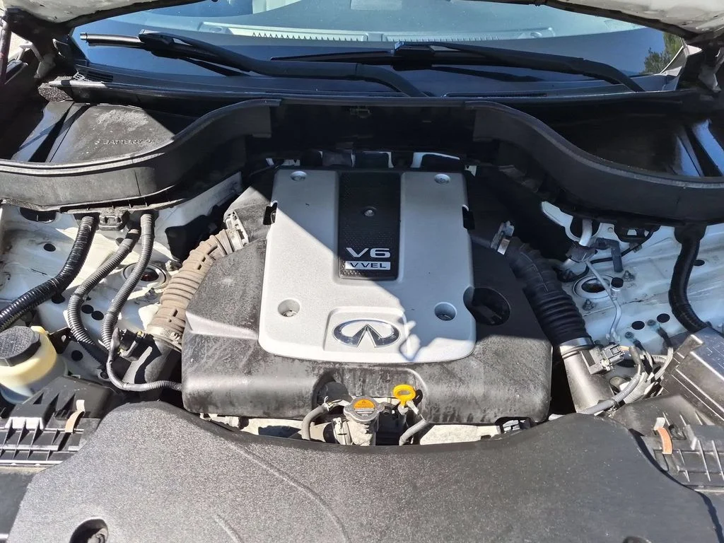 Used 2017 White INFINITI Base image 32